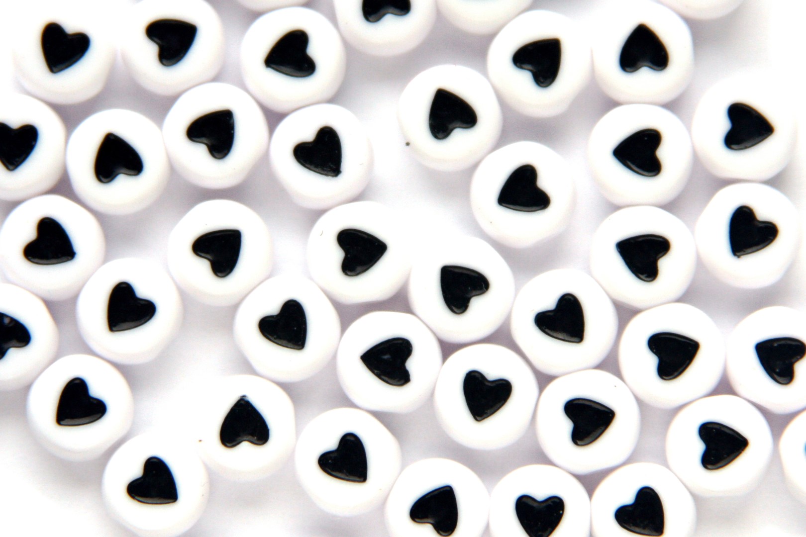 Letter bead, heart, flat round, acrylic,  7mm, White/Black, 100