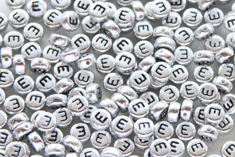 Letter E bead, metal look, ca. 380 letters per bag, 7mm, 50 gr