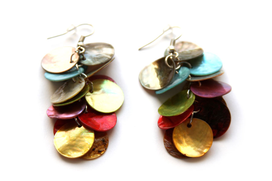 Pair of earrings with round pieces of shell, multi-color, 1 pc